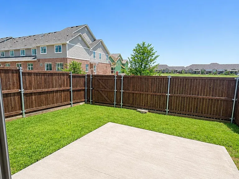 613 Laurel Ln — Photo 12