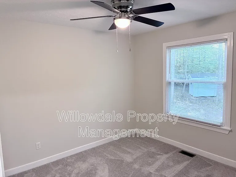 102 E Charing Cross — Photo 22