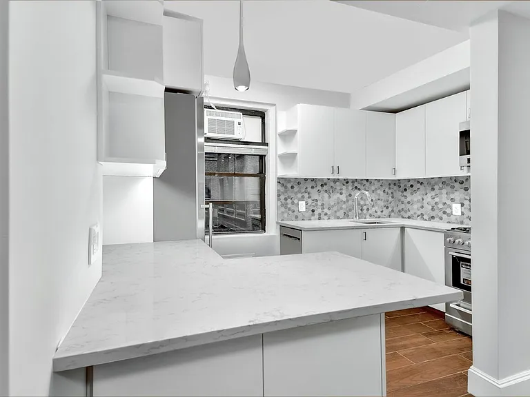 226 E 12th St #1J — Photo 3