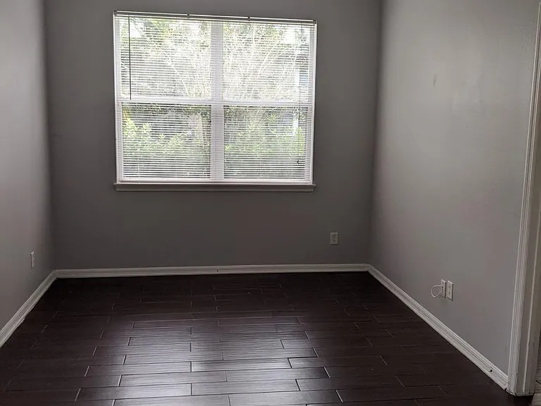 750 Lake Cove Pointe Cir — Photo 9