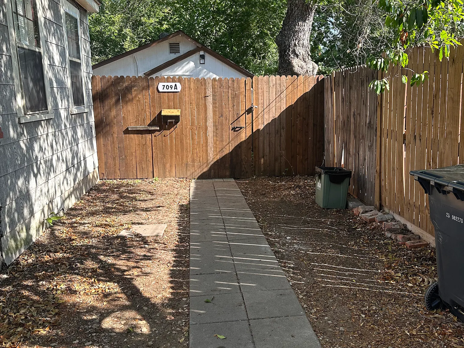 Studio, 700 sqft, $1,100 — Photo 3