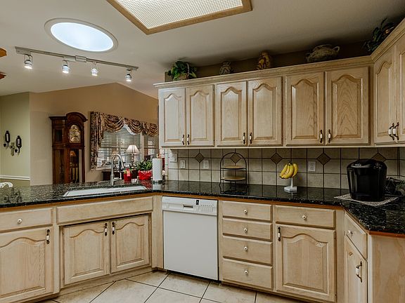 3rd image of 204 Meadowlakes Drive