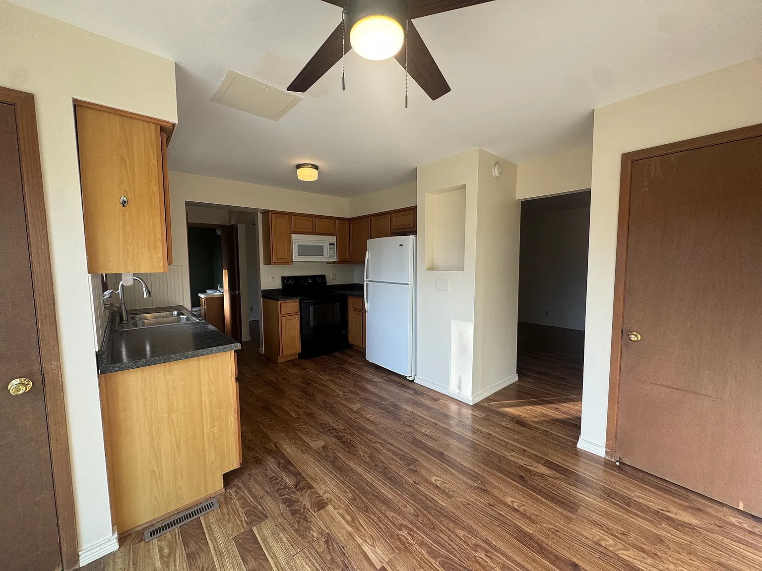 3 bed, 1.5 bath, 1600 sqft, $2,100 — Photo 3