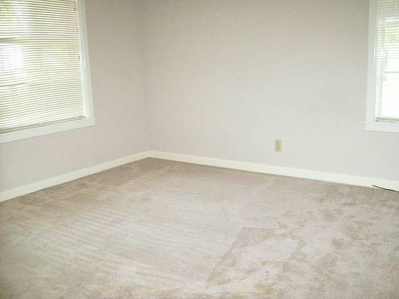 5th image of 304 N Meadowbrook Dr