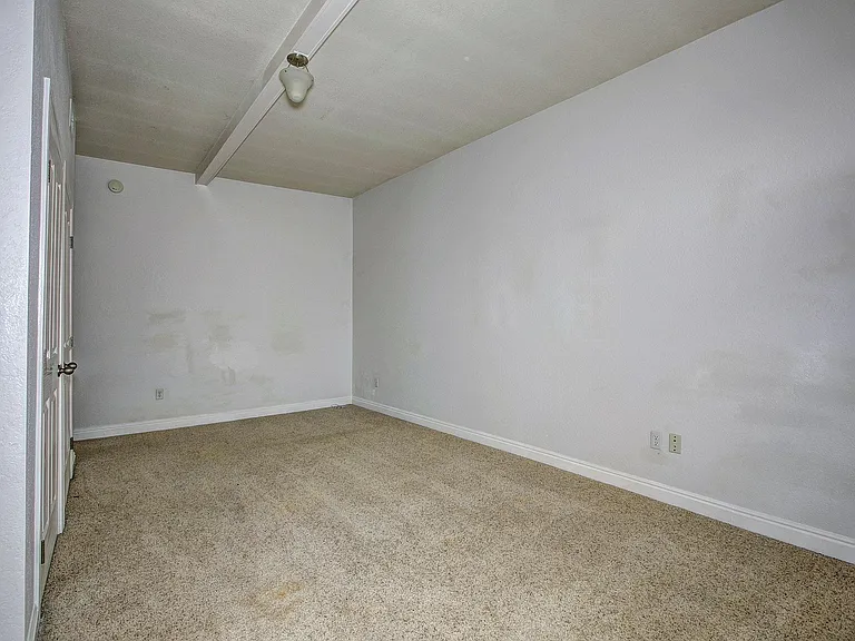 2916 Irving St — Photo 10