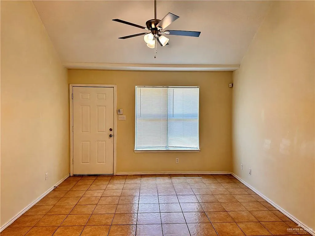 3 bed, 2.0 bath, 1030 sqft, $1,300 — Photo 2