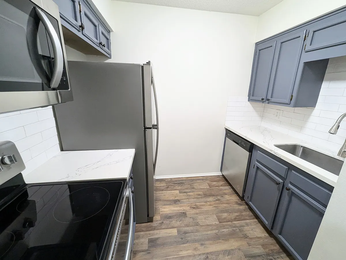 Photo 2 of 10 - 402 Lee Dr #4B - Baton Rouge, LA Building Photo - 402 Lee Dr #4B