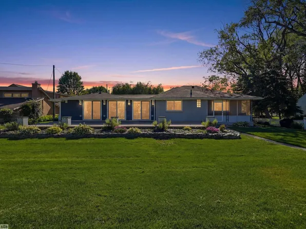 39734 Cove St, Harrison Township, MI 48045