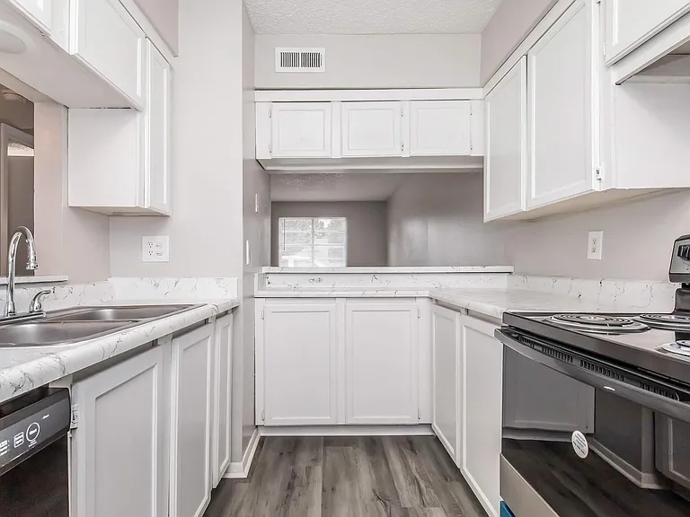 5107 N Hammond Ave — Photo 1