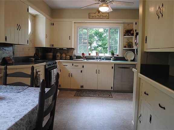 5th image of 208 Standish Dr