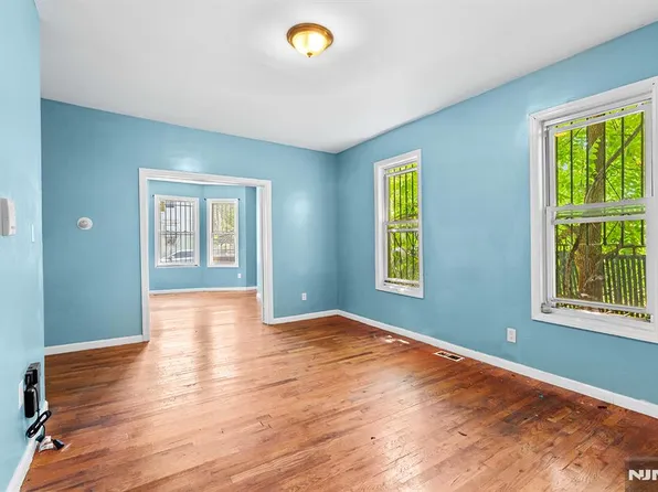 681 S 11th St, Newark, NJ 07103