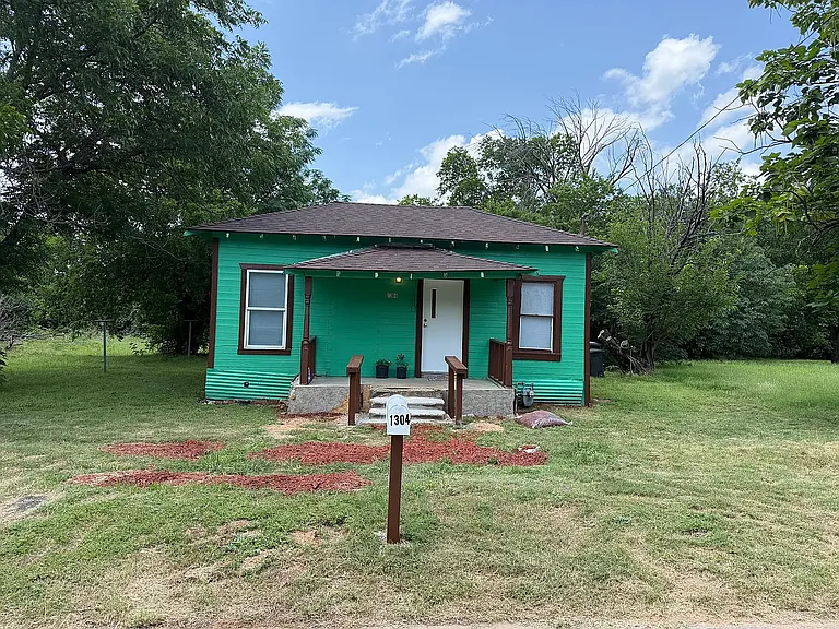 1304 E Clay St — Photo 2