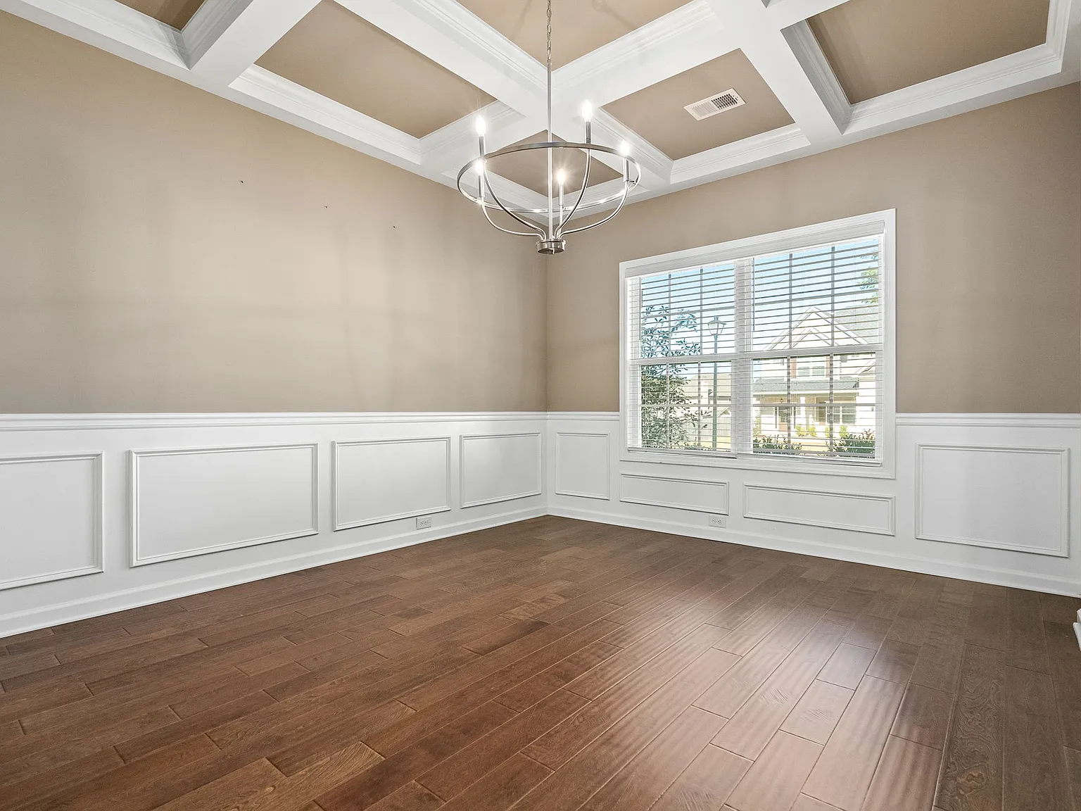 4 bed, 2.5 bath, 2710 sqft, $2,800 — Photo 3