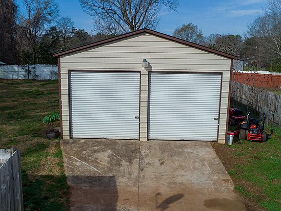2nd image of 150 Gibbs Rd