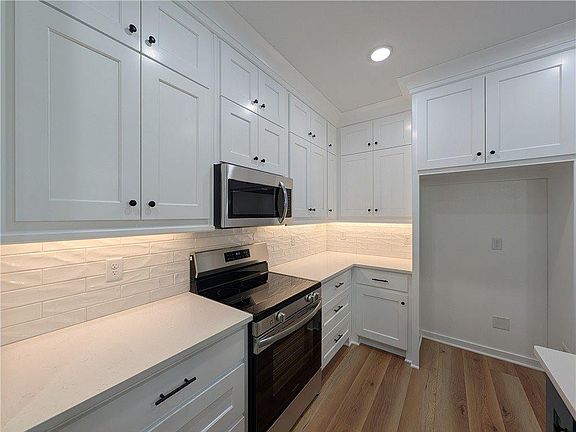 5th image of 8 Kettering Ln