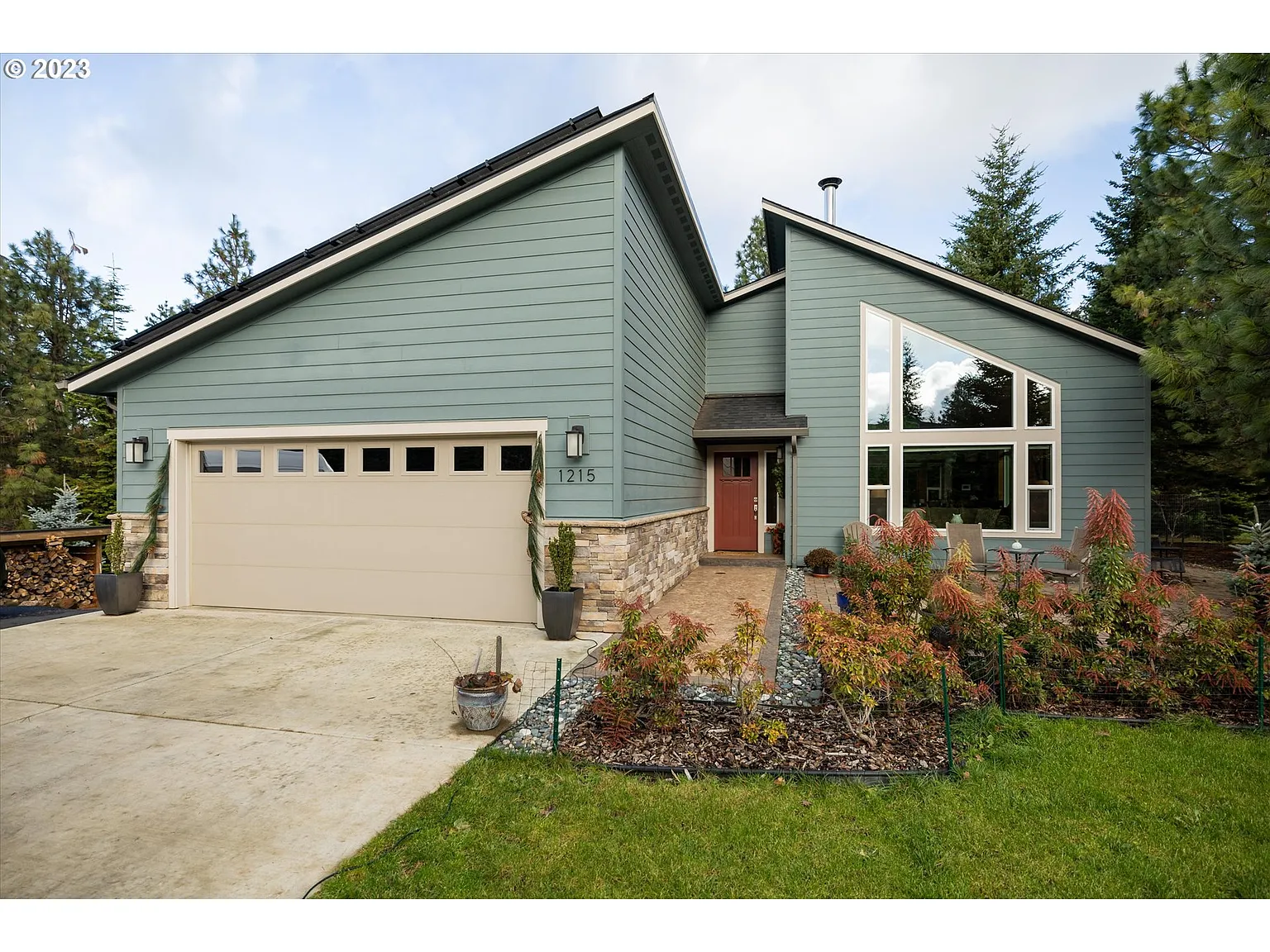 1215 Patricia Ln photo 1