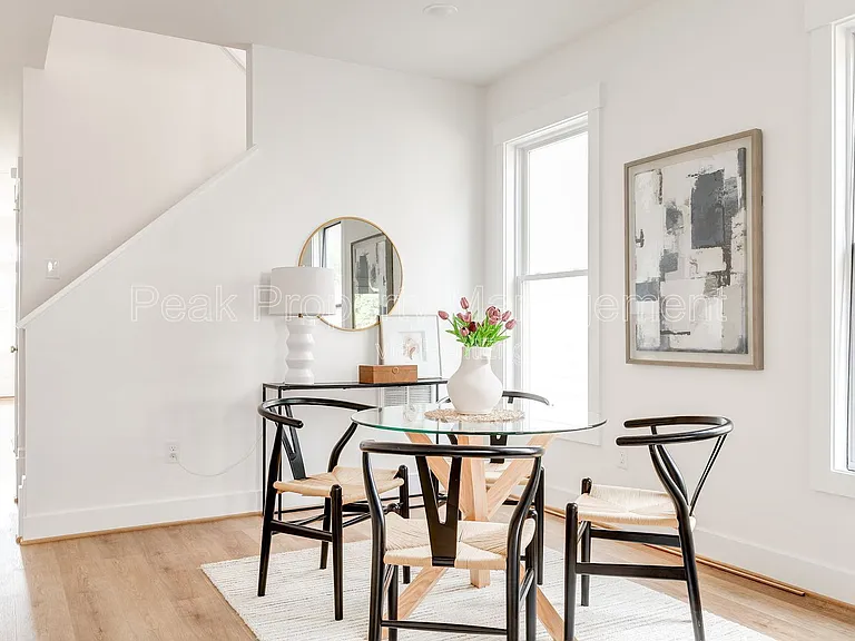 211 E 15th St — Photo 17