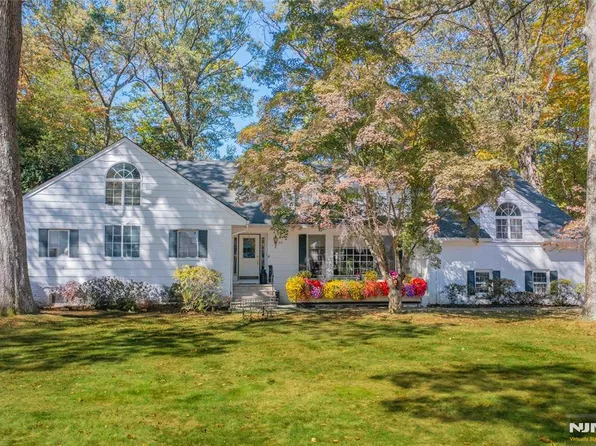 212 Arbor Rd, Franklin Lakes, NJ 07417