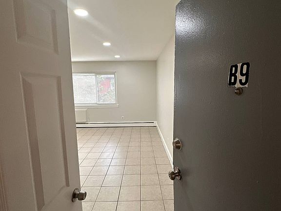 5th image of 18 Hampton Rd #B9