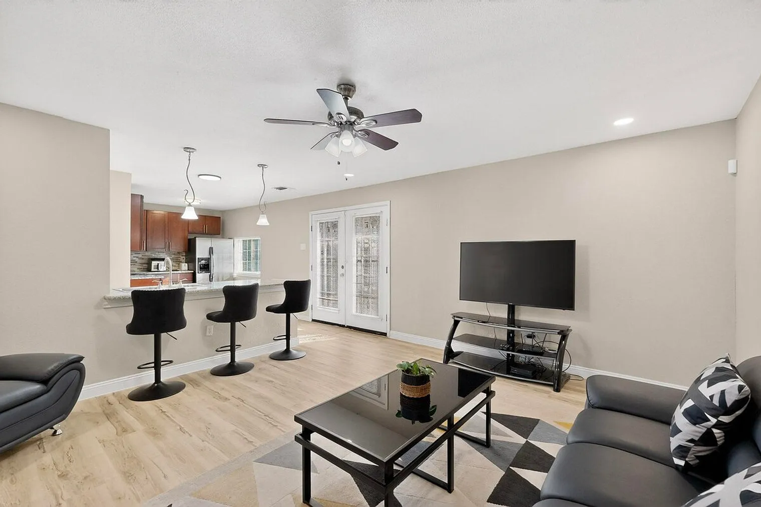 4 bed, 2.0 bath, $9,186 — Photo 4
