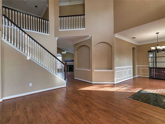 4th image of 9301 Woodlake Dr