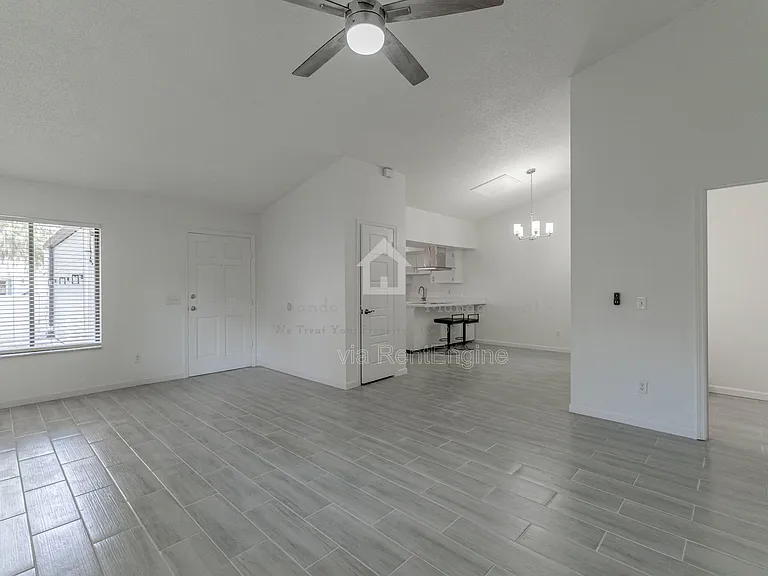 911 Robinhood Ct — Photo 13