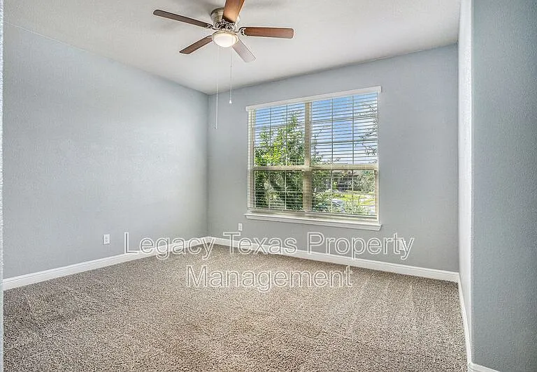 1912 Albany Ln — Photo 9