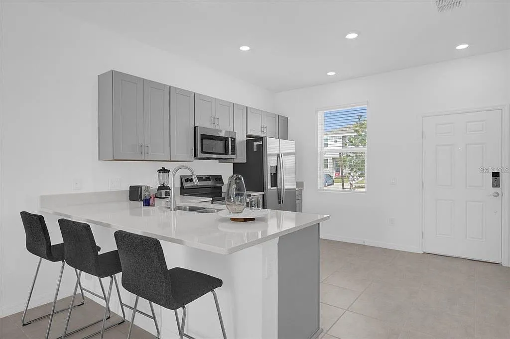 3 bed, 2.5 bath, 1275 sqft, $2,000 — Photo 2