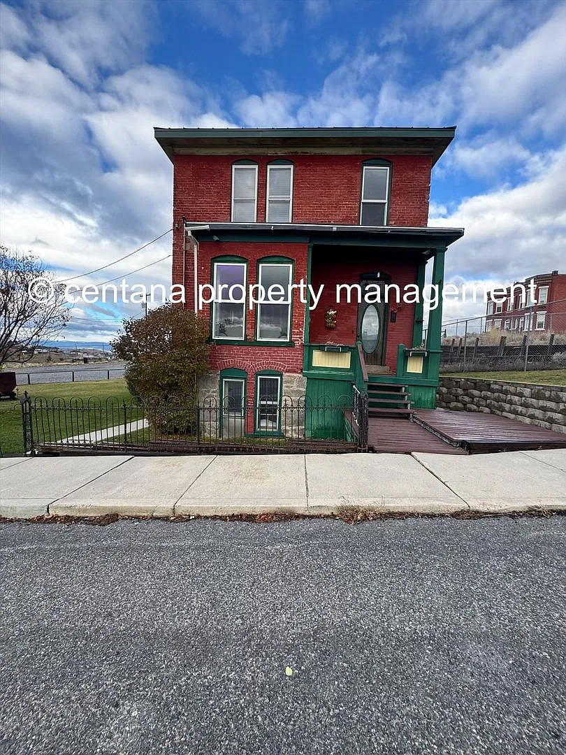 Fully Furnished Property with Flexible Leasing! — Photo 1