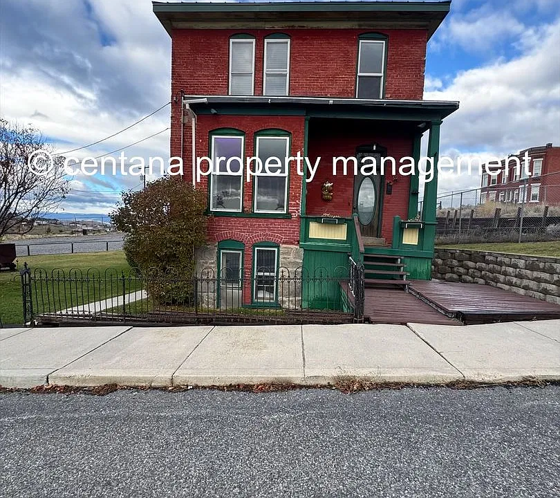 709 N Main St