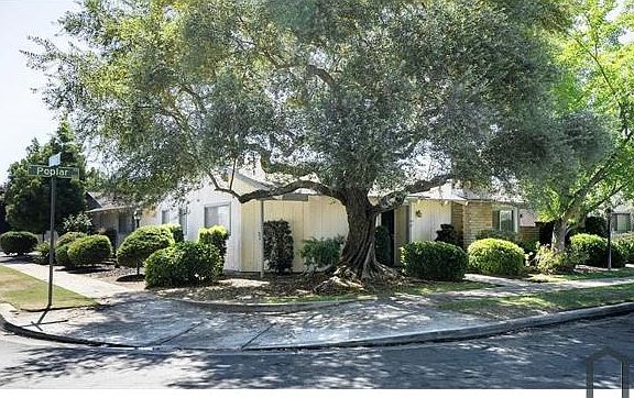 3rd image of 6090 N Poplar Ave #B