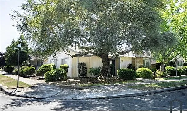 6090 N Poplar Ave — Photo 3