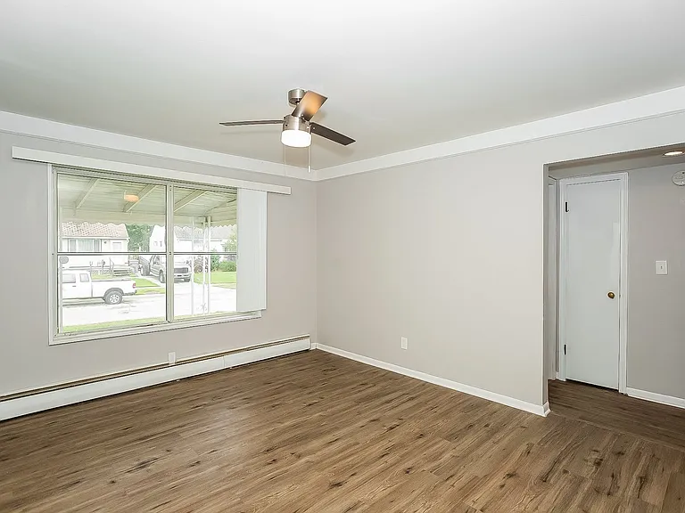 614184_019_living_room_13139086.jpg