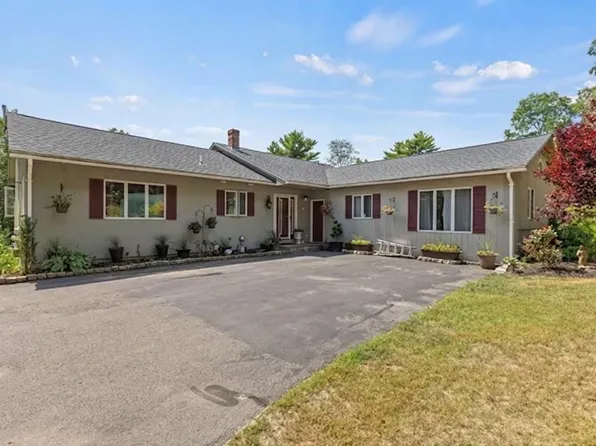 28 Oakledge Road, Raymond, ME 04071