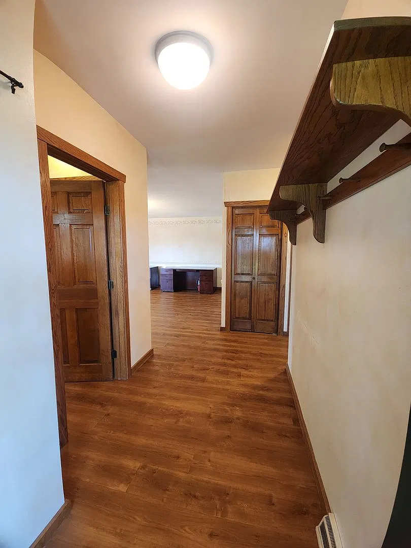 Spacious 4BR Country Home on 1.25 Acres - 1/2 OFF 1st Month's Rent — Photo 4