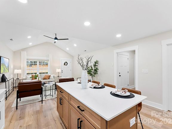 4th image of 2443 Myrtle Ave
