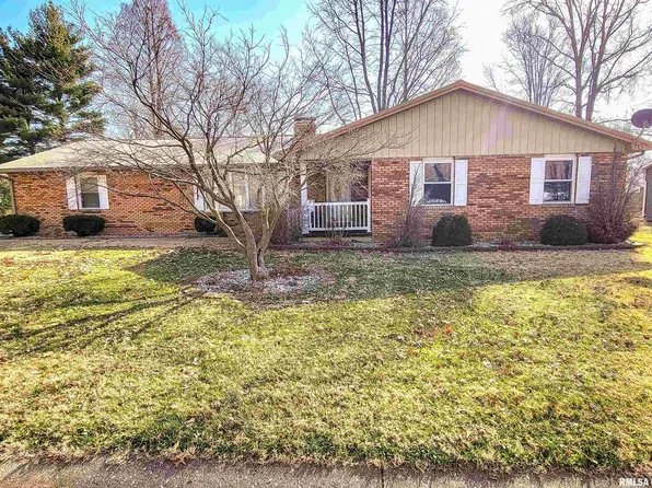 302 Country Club Est, Salem, IL 62881