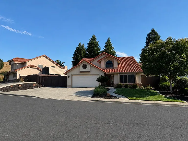742 Rambleton Dr — Photo 1