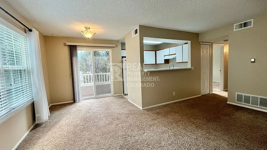 Comfortable 2-Bedroom Condo with Fireplace, Garage & Community Pool in Lakewood — Photo 4