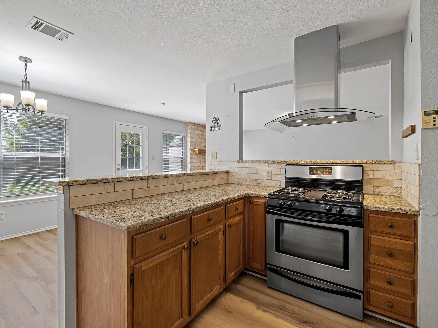 4 bed, 2.5 bath, 1802 sqft, $2,350 — Photo 4