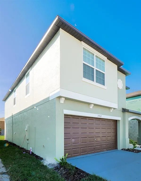 5 bed, 2.5 bath, 2217 sqft, $2,700 — Photo 2