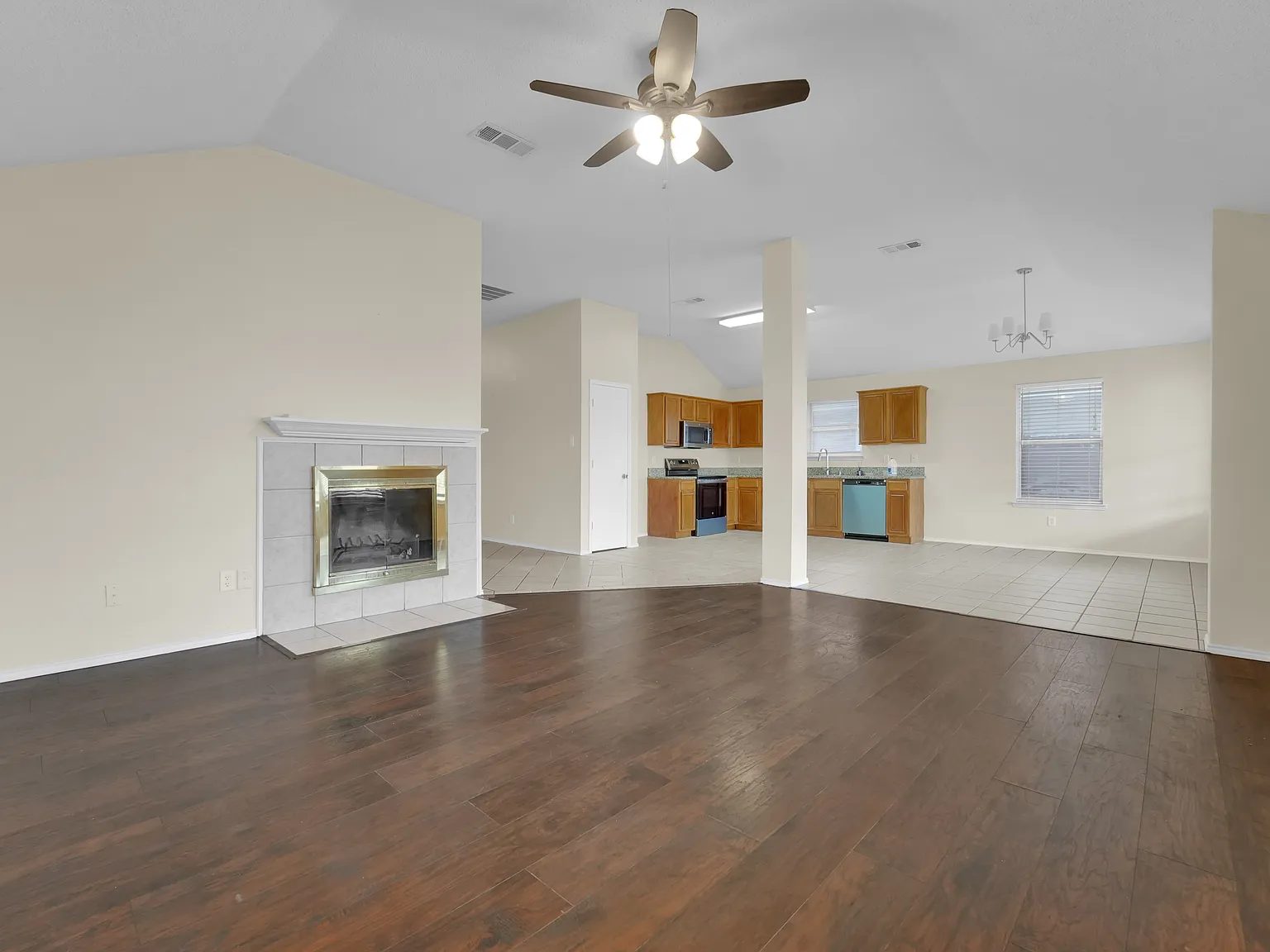 3 bed, 1598 sqft, $2,149 — Photo 4