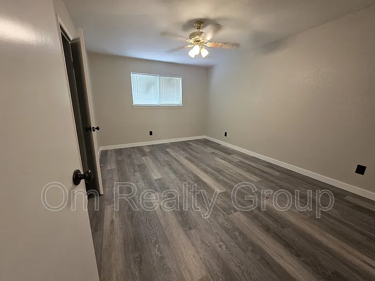12740 Shannon Hills Dr — Photo 4
