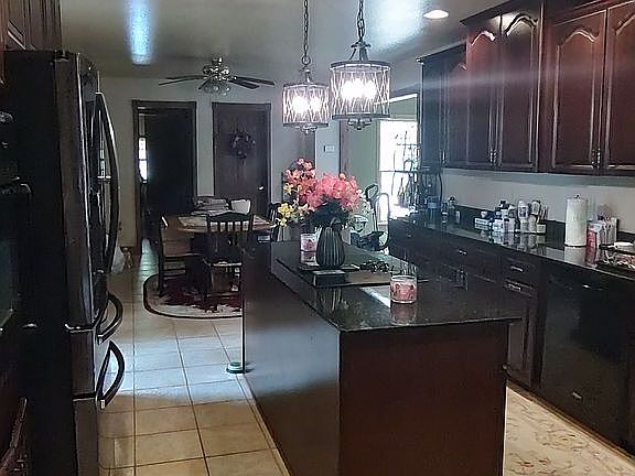 Kitchen. Granite Counters.