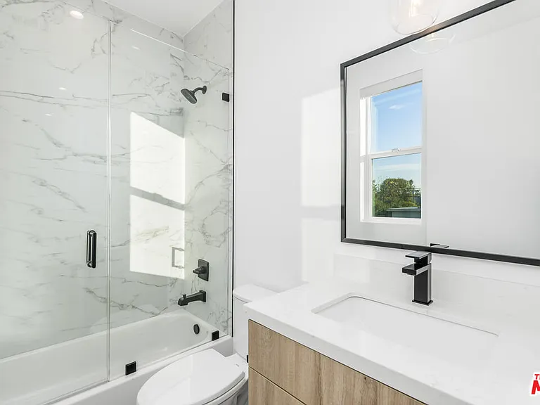 10805 Morrison St #1 — Photo 11