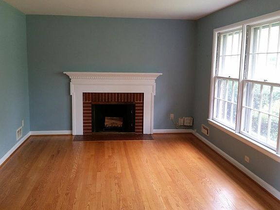Living Room with fireplace