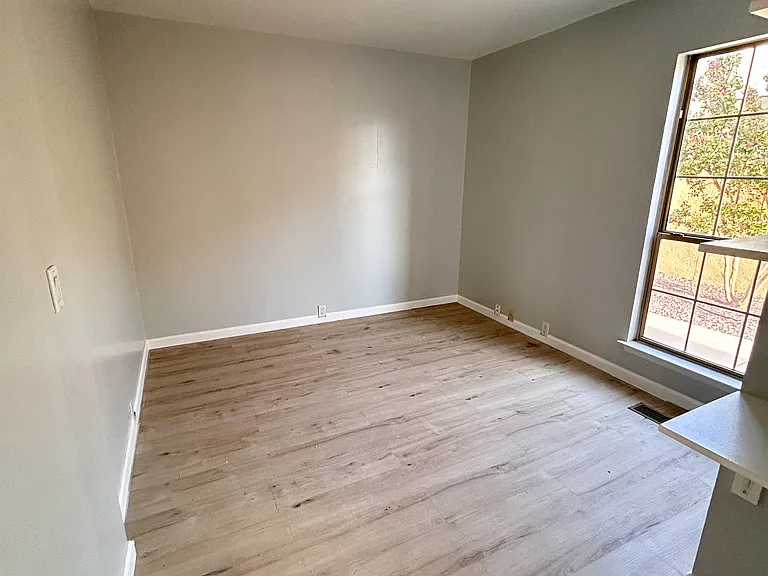 7921 Woodleaf Dr NE — Photo 9