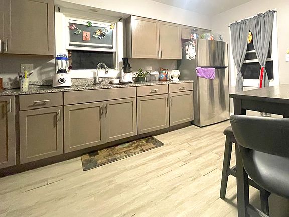 5th image of 4504 N Avers Ave Floor 2