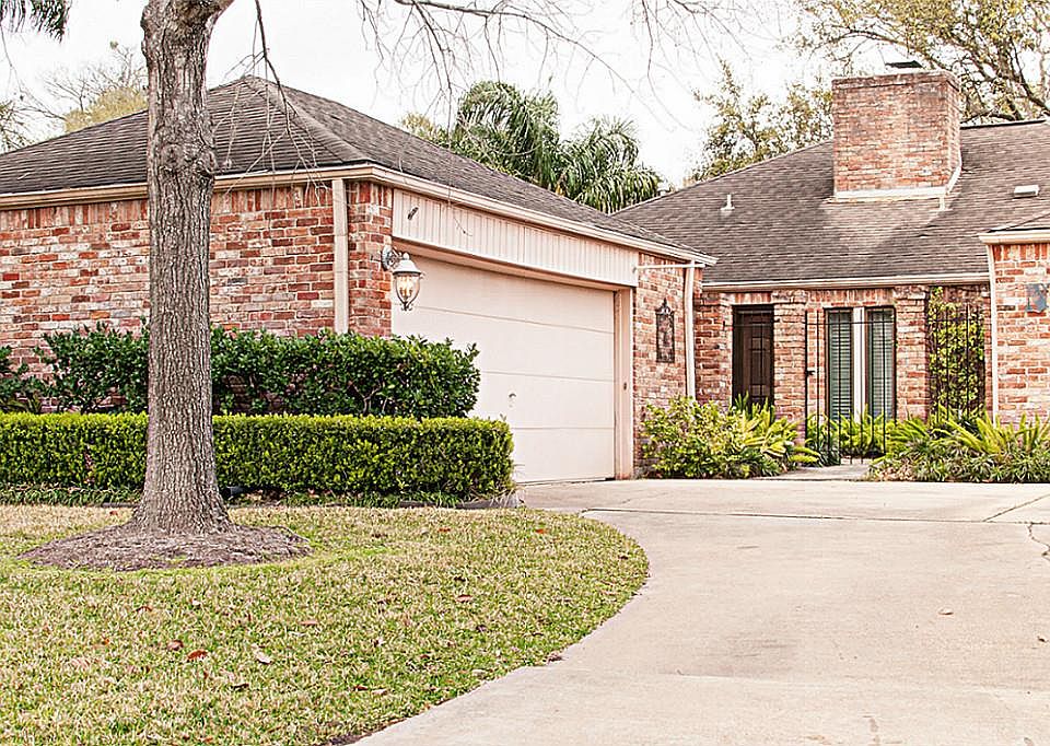 1st image of 30 Bendwood Dr