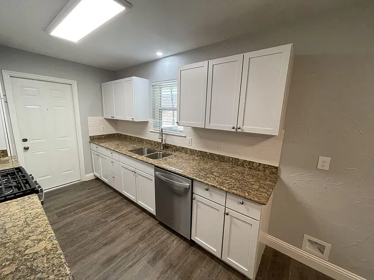 309 NE Murphy Rd — Photo 7